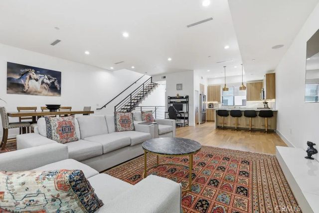 6511 N Contour Lane, North Hollywood, CA 91606