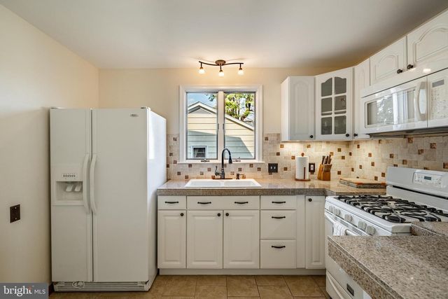 2190 E BUCK RD, Pennsburg, PA 18073
