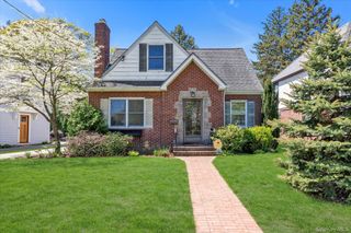 18 Hathaway Drive, Garden City, NY 11530