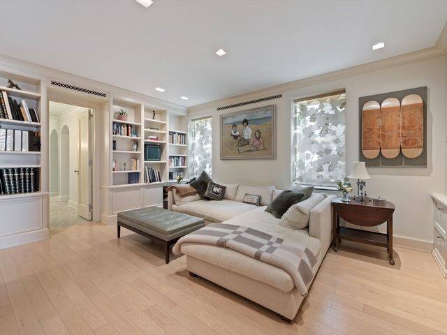 2120 N Lincoln Park West 15, Chicago, IL 60614