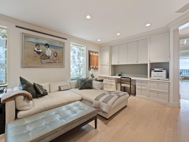 2120 N Lincoln Park West 15, Chicago, IL 60614