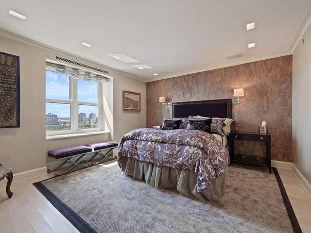 2120 N Lincoln Park West 15, Chicago, IL 60614