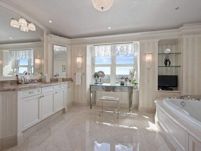 2120 N Lincoln Park West 15, Chicago, IL 60614
