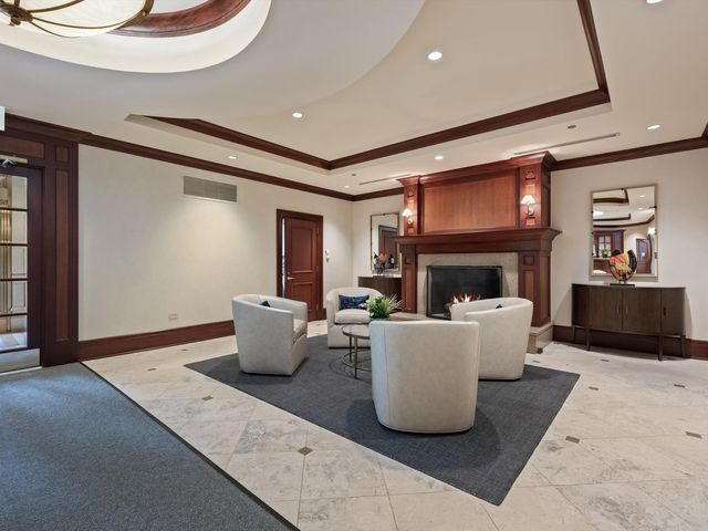 2120 N Lincoln Park West 15, Chicago, IL 60614