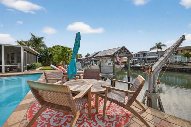 8718 PALISADES DRIVE, Tampa, FL 33615