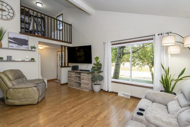 1200 Western TRAIL, Mukwonago, WI 53149