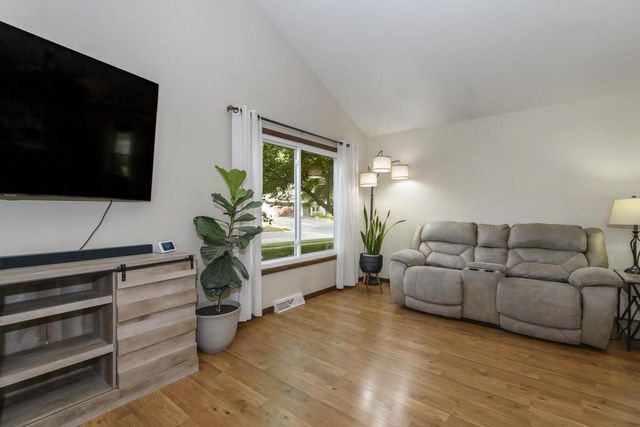 1200 Western TRAIL, Mukwonago, WI 53149