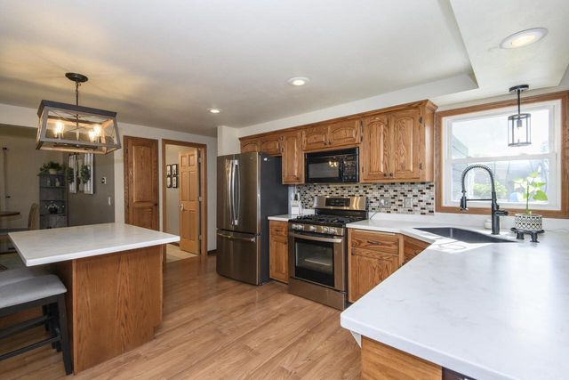 1200 Western TRAIL, Mukwonago, WI 53149