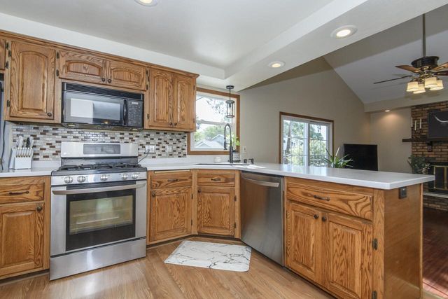 1200 Western TRAIL, Mukwonago, WI 53149