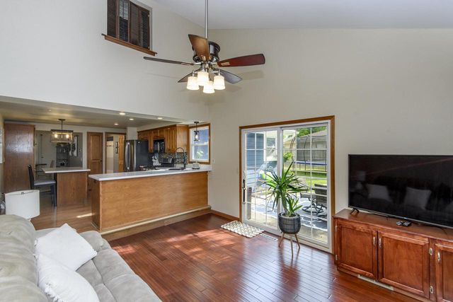 1200 Western TRAIL, Mukwonago, WI 53149