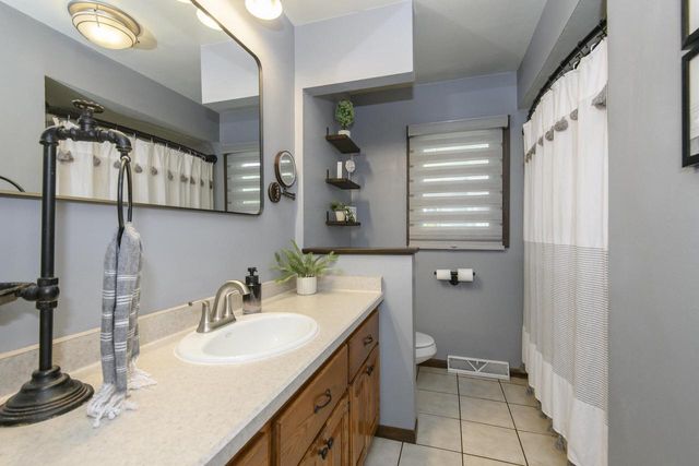 1200 Western TRAIL, Mukwonago, WI 53149