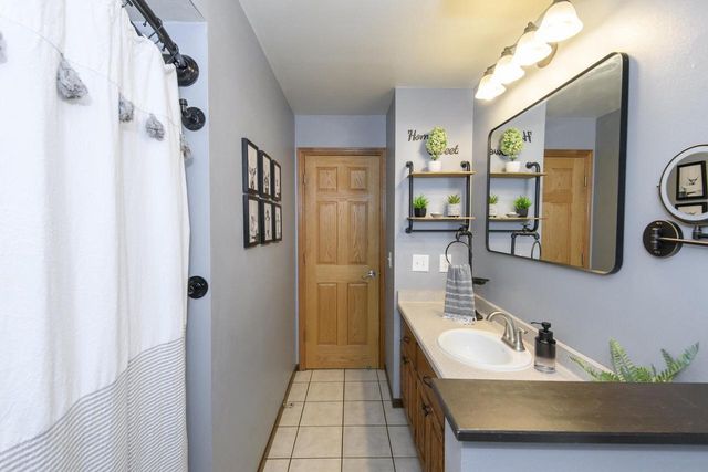1200 Western TRAIL, Mukwonago, WI 53149