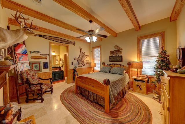 7680 NW White Oak Rd, Kerrville, TX 78028