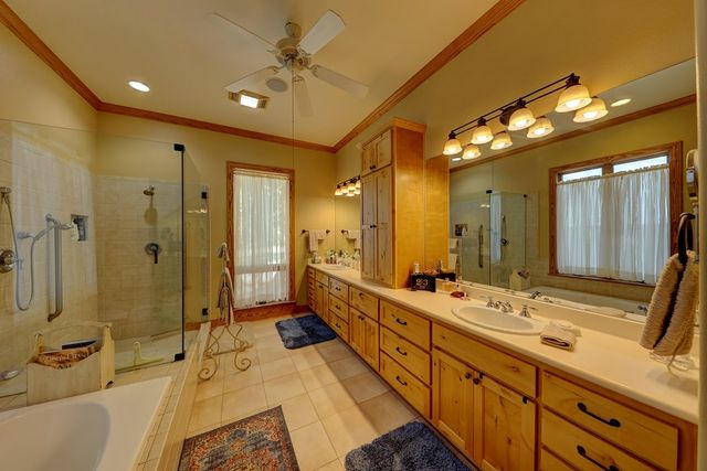 7680 NW White Oak Rd, Kerrville, TX 78028