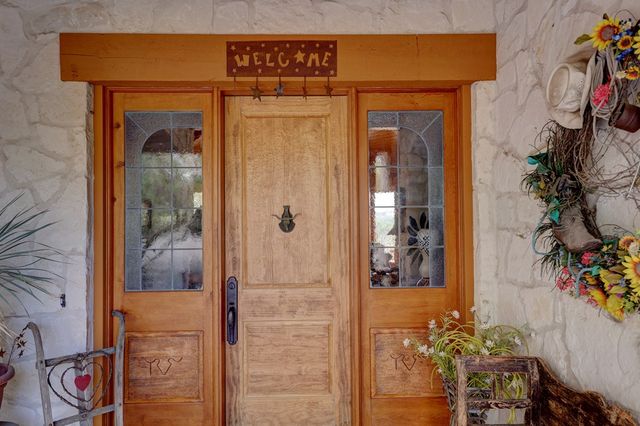 7680 NW White Oak Rd, Kerrville, TX 78028