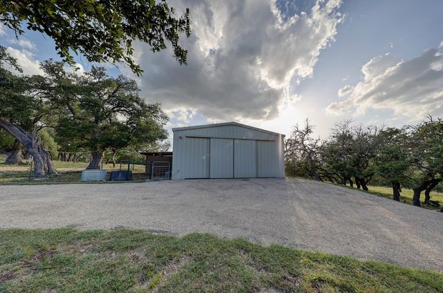 7680 NW White Oak Rd, Kerrville, TX 78028