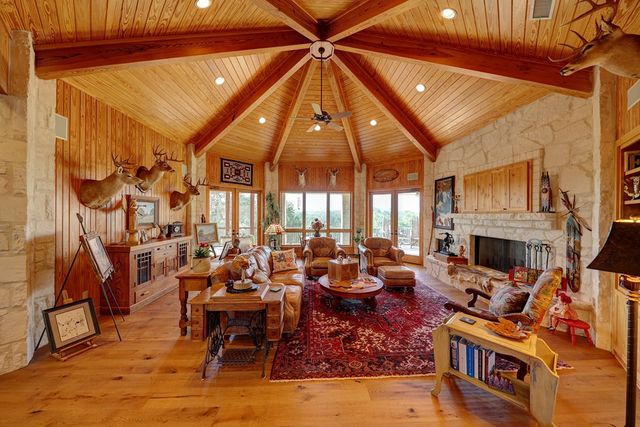 7680 NW White Oak Rd, Kerrville, TX 78028