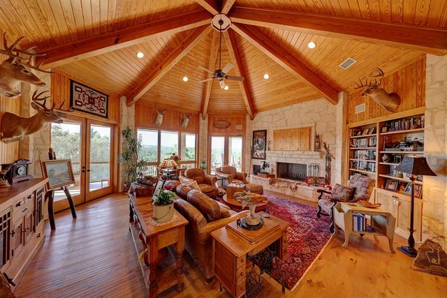 7680 NW White Oak Rd, Kerrville, TX 78028