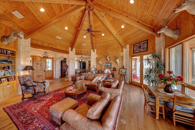 7680 NW White Oak Rd, Kerrville, TX 78028
