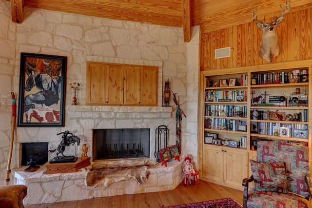 7680 NW White Oak Rd, Kerrville, TX 78028