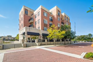 300 Village Circle 203, Willow Springs, IL 60480