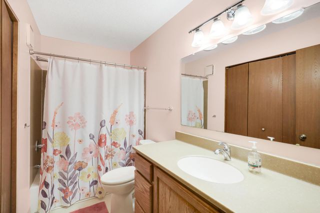 10451 Greenbrier Road 211, Minnetonka, MN 55305