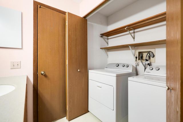 10451 Greenbrier Road 211, Minnetonka, MN 55305