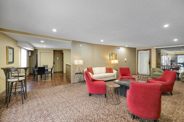 10451 Greenbrier Road 211, Minnetonka, MN 55305