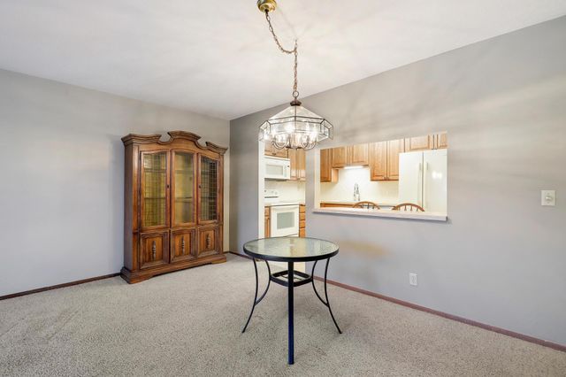 10451 Greenbrier Road 211, Minnetonka, MN 55305