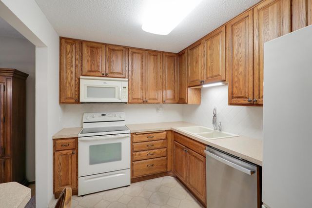 10451 Greenbrier Road 211, Minnetonka, MN 55305