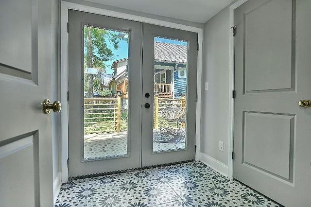 700 E 43rd Street, Kansas City, MO 64110