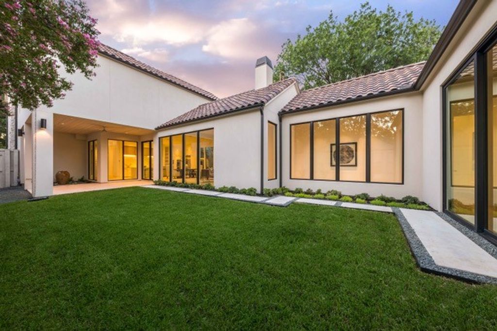 Image 10 of property listing at 311 Avadene Drive, Irving, TX 75039