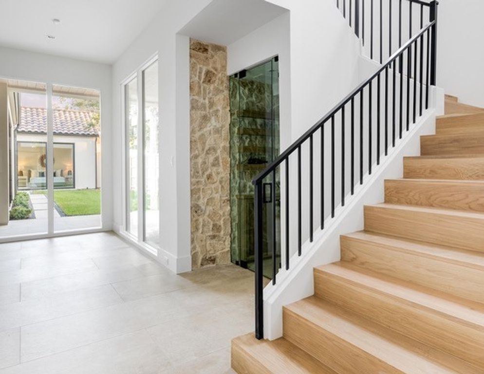 Image 2 of property listing at 311 Avadene Drive, Irving, TX 75039