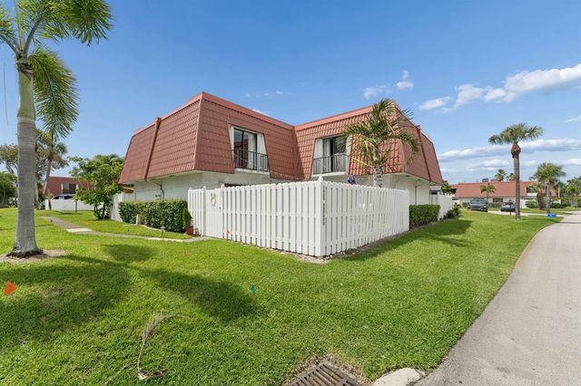 1425 Oxford Lane, Boynton Beach, FL 33426
