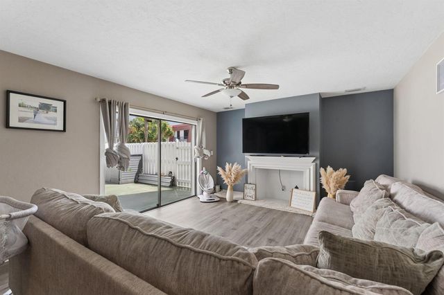 1425 Oxford Lane, Boynton Beach, FL 33426
