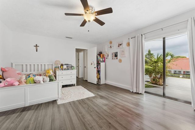 1425 Oxford Lane, Boynton Beach, FL 33426
