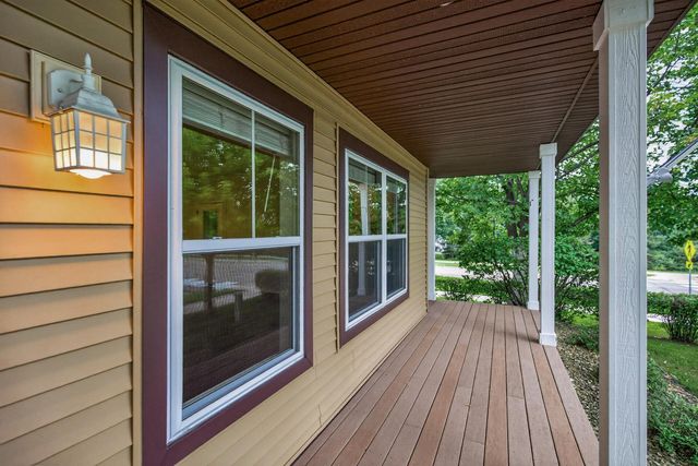 1548 Legacy Parkway E, Maplewood, MN 55109