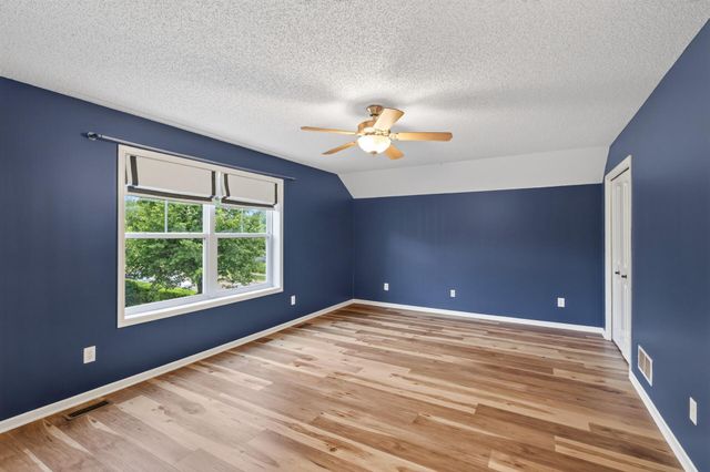 1548 Legacy Parkway E, Maplewood, MN 55109