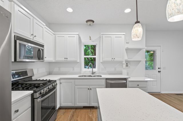 1548 Legacy Parkway E, Maplewood, MN 55109
