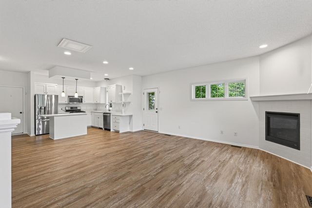 1548 Legacy Parkway E, Maplewood, MN 55109