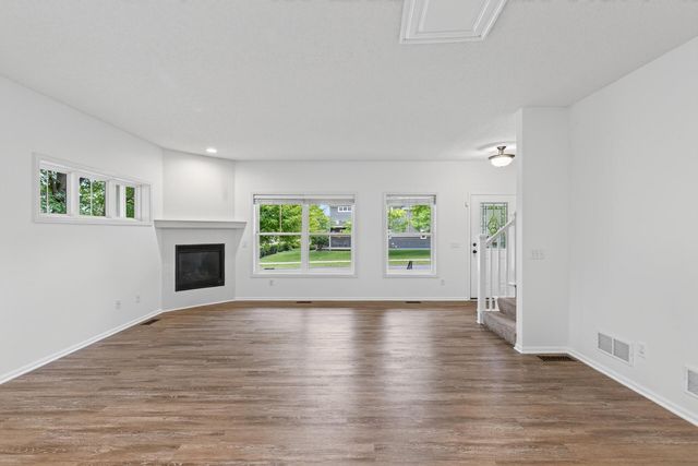 1548 Legacy Parkway E, Maplewood, MN 55109