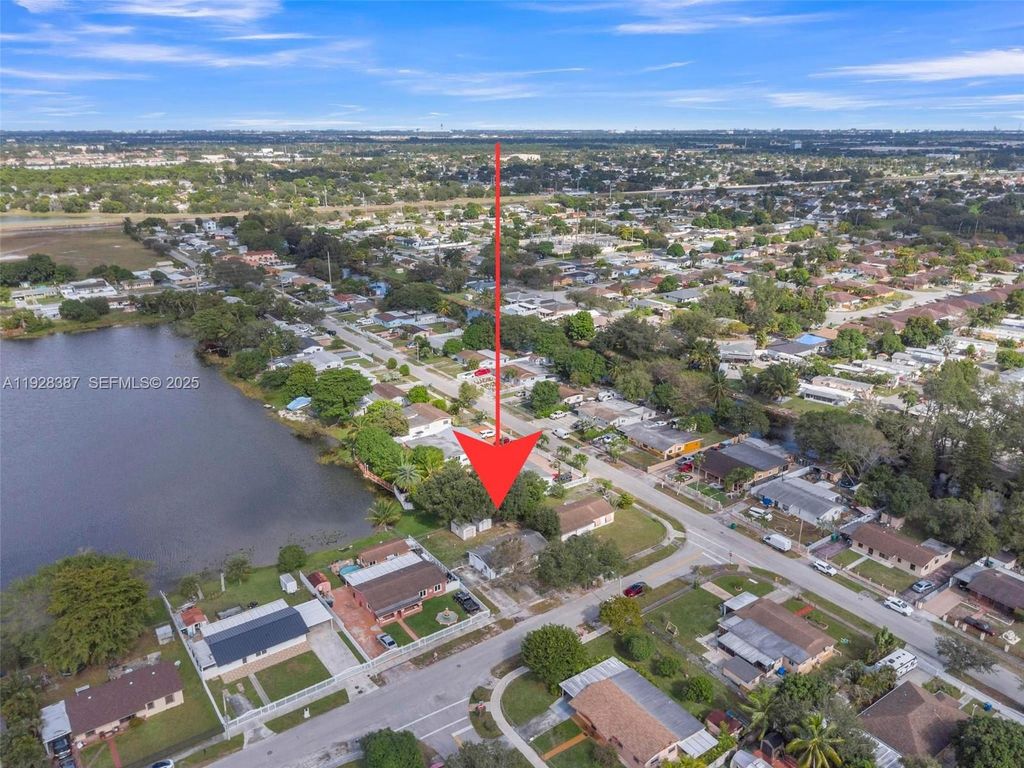 Image 2 of property listing at 3981 NW 201st St, Miami Gardens, FL 33055