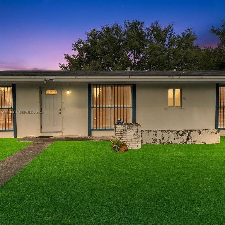 Image 3 of property listing at 3981 NW 201st St, Miami Gardens, FL 33055