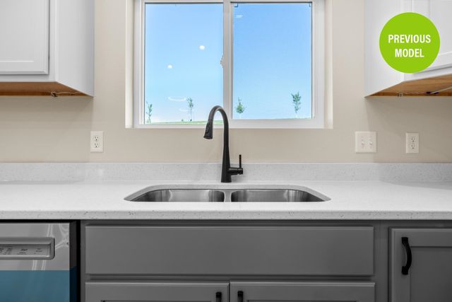 2405 15th St NW, Minot, ND 58703