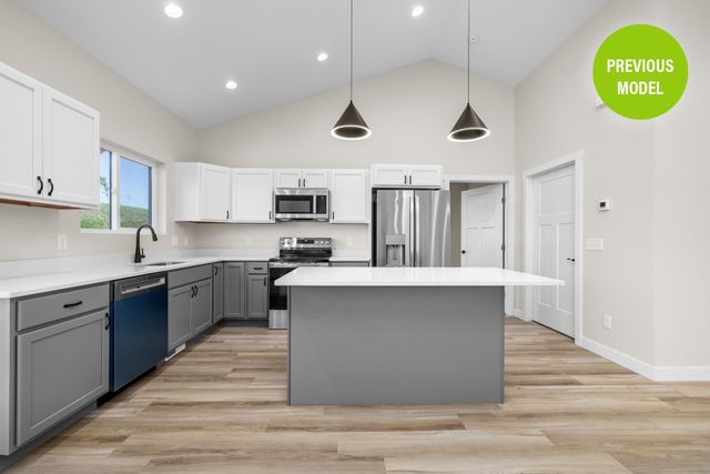 2405 15th St NW, Minot, ND 58703