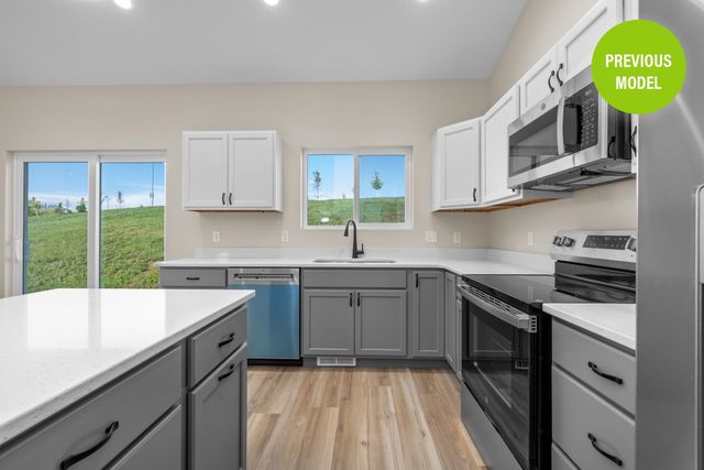 2405 15th St NW, Minot, ND 58703