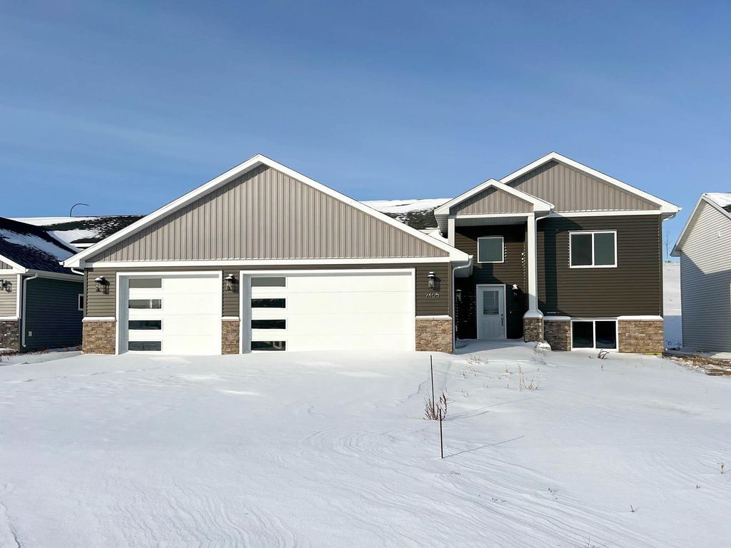 2405 15th St NW, Minot, ND 58703