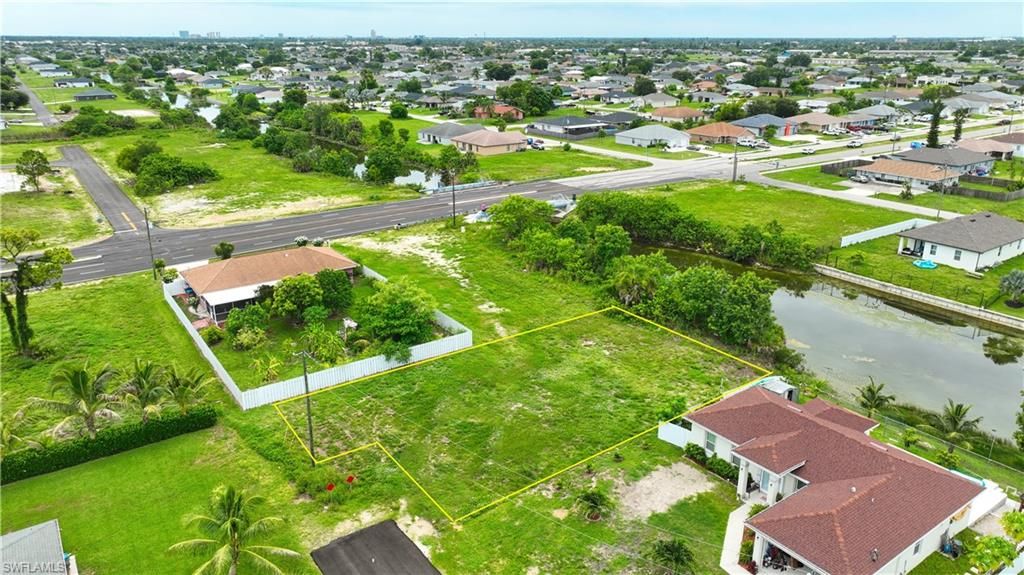 Image 5 of property listing at 722 NE 12th ST, Cape Coral, FL 33909