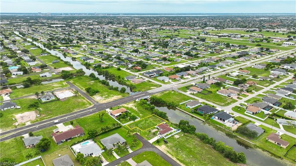 Image 6 of property listing at 722 NE 12th ST, Cape Coral, FL 33909