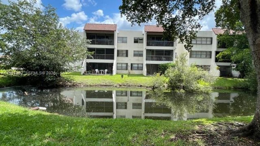 100 Lakeview Dr 103, Weston, FL 33326